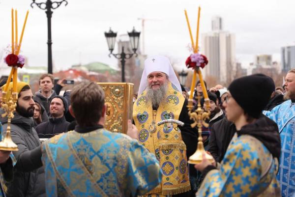 Тысячи екатеринбуржцев присоединились к крестному ходу в День народного единства - Фото 1