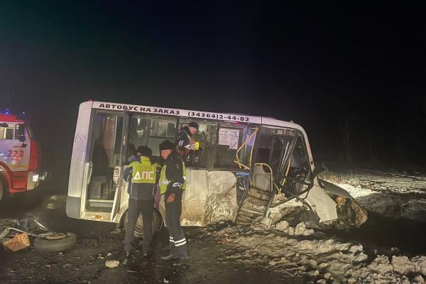 Один погиб и 10 пострадали в столкновении автобуса и ВАЗ на Режевском тракте - Фото 1