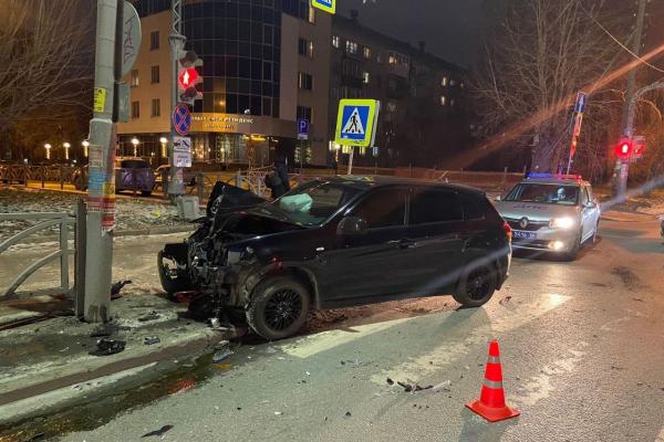Несовершеннолетняя пассажирка пострадала в ДТП в Екатеринбурге - Фото 1