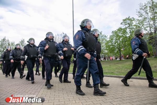 Уволенную из суда мать школьника в z-шапке взяли на работу в Росгвардию - Фото 1