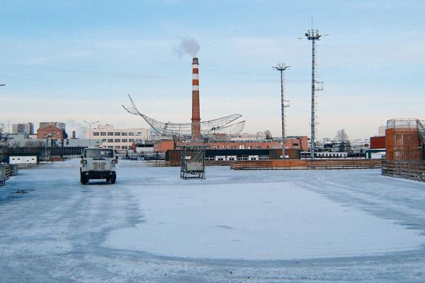 В парке Маяковского начали заливать каток «Северное сияние» - Фото 1