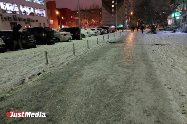 Жители Екатеринбурга жалуются на страшный гололед в районе ТЦ «Кит» - Фото 1