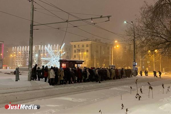 Екатеринбург второй день стоит в 11-бальных пробках и очередях на автобусы - Фото 1