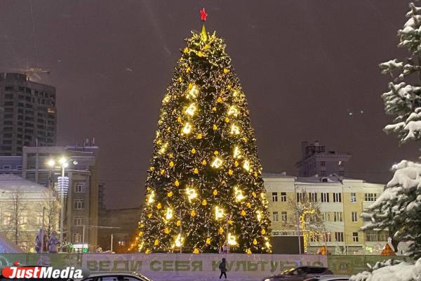 В Екатеринбурге на главной елке города зажгли гирдянды - Фото 1