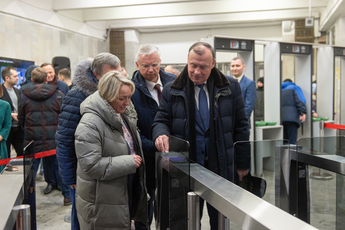 В метро Екатеринбурга при поддержке Сбербанка начали работать  смарт-турникеты. Общество - JustMedia.ru, 29.12.2023