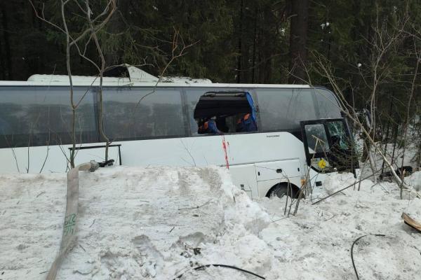 Количество погибших в ДТП с автобусом в Свердловской области увеличилось до трех - Фото 1