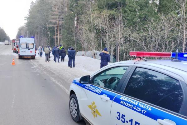 Тренер хоккейной команды из Новоуральска, попавшей в ДТП, скончался в машине скорой - Фото 1