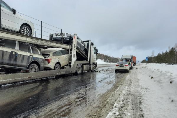 На Пермском тракте в столкновении двух грузовиков пострадал водитель автовоза - Фото 1