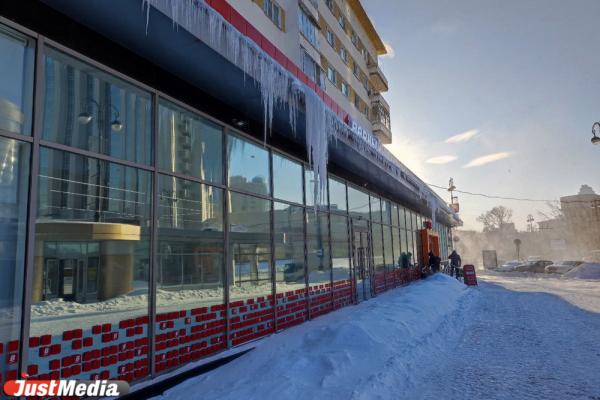 Жители Екатеринбурга пожаловались на метровые сосульки над входом в магазин - Фото 1