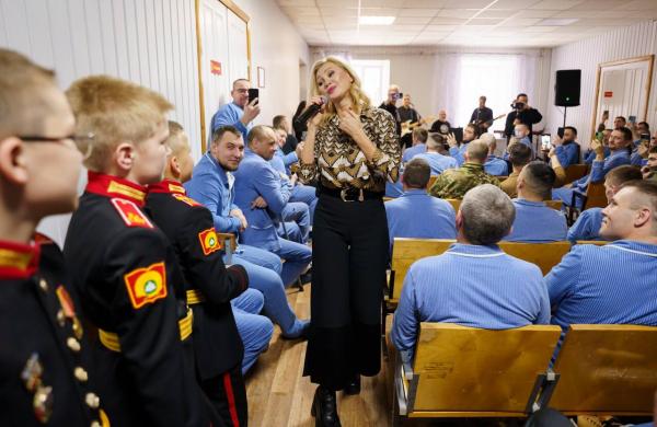 Вика Цыганов навестила бойцов СВО в екатеринбургском военном госпитале - Фото 1