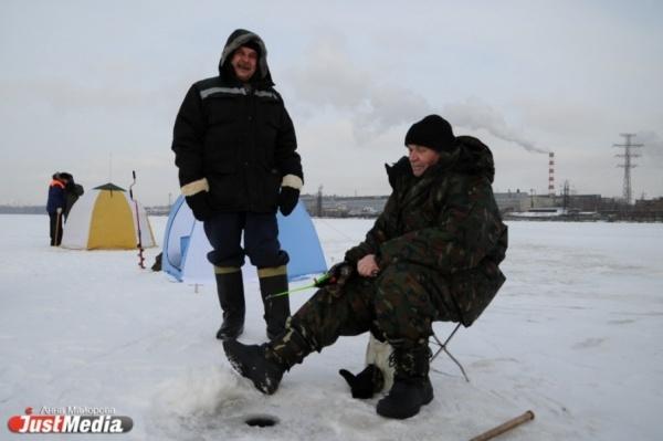 На Сахалине четырех рыбаков уносит в море на оторвавшейся льдине - Фото 1