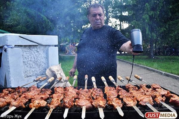 Сотрудники МЧС рассказали, где можно жарить шашлыки и сжигать траву - Фото 1