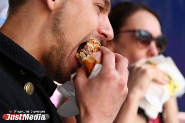 Жители Екатеринбурга массово отравились обедами в «Жизньмарте» - Фото 1