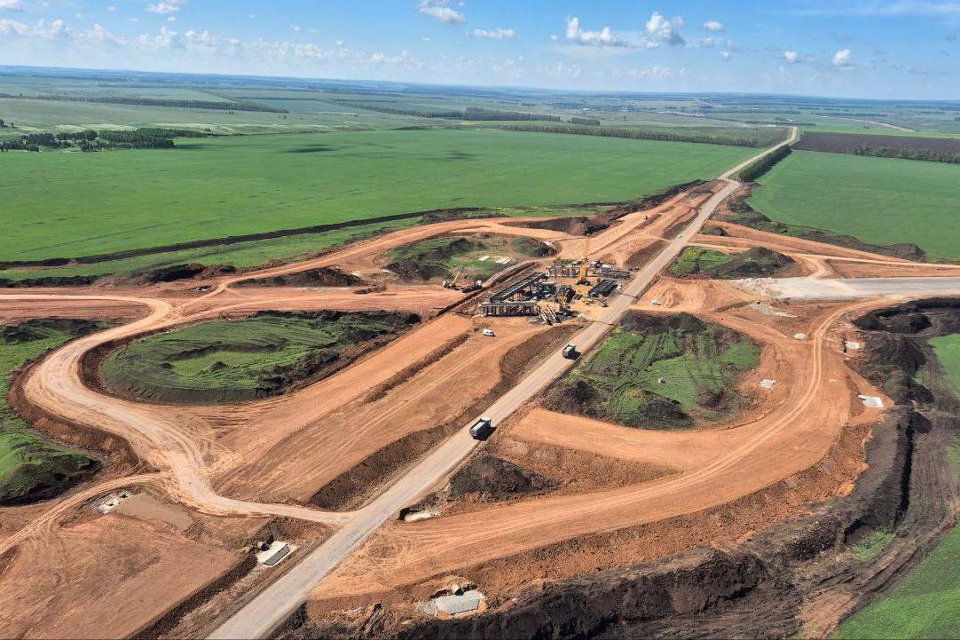 На третьем этапе трассы Дюртюли – Ачит уложили первый км дорожного покрытия - Фото 1