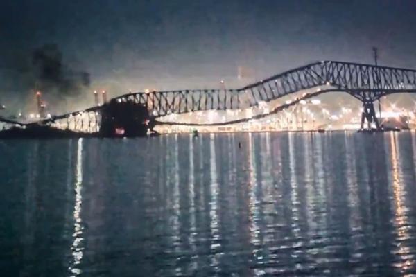 В Балтиморе США грузовое судно протаранило мост - Фото 1