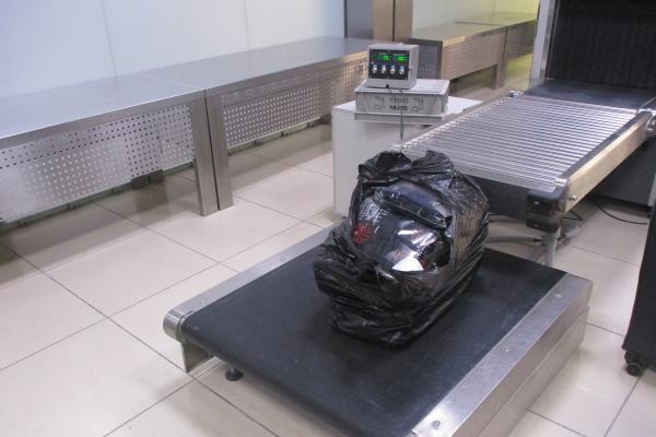 Кольцовские таможенники нашли в багаже жителя Таджикистана 7,5 кг носков - Фото 1