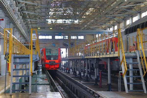 Более 140 пригородных поездов подготовит СвЖД к летнему сезону  - Фото 1