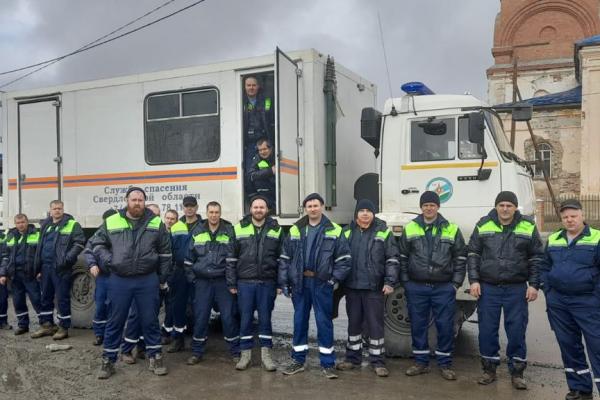 Евгений Куйвашев направил в Курган спасателей и спецтехнику для помощи в борьбе с паводком  - Фото 1