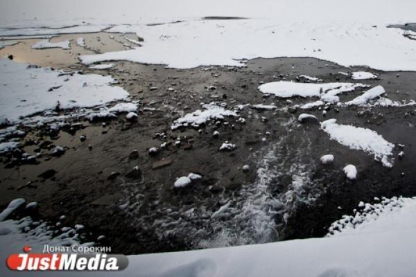 На Чукотке семья на снегоходе провалилась под лед, ребенок найден мертвым - Фото 1