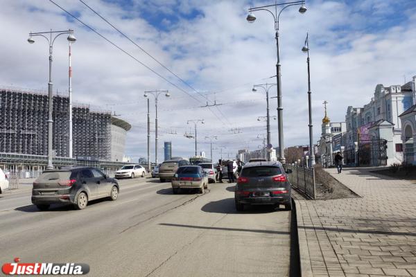 У Екатеринбург Арены столкнулись три легковушки - Фото 1