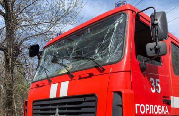 В ДНР из-за атаки беспилотника пострадали 10 сотрудников МЧС России - Фото 1
