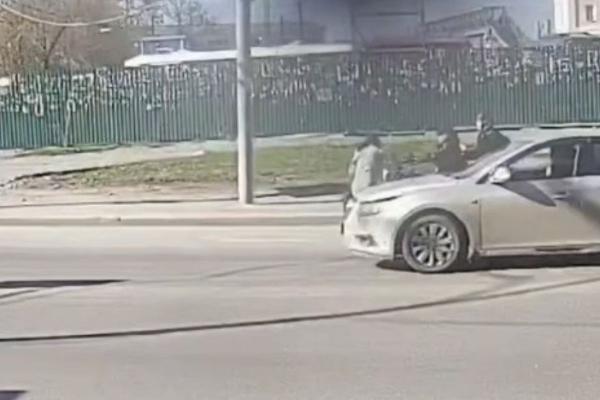 В Екатеринбурге мотоциклист в упор сбил женщину, переходившую дорогу на красный - Фото 1