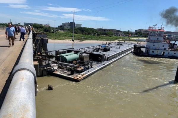 В Техасе США баржа с топливом врезалась в мост и обрушила его - Фото 1