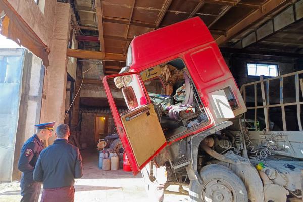 В Нижнем Тагиле в гаражном боксе под колесами тягача погиб мужчина  - Фото 1