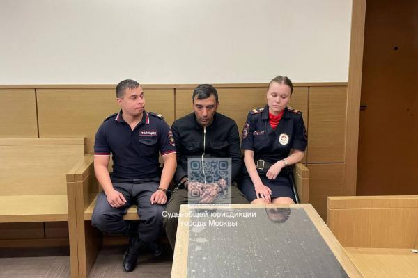 Иностранца, который напал с ножом на 22-летнюю москвичку на остановке, отправили в СИЗО - Фото 1