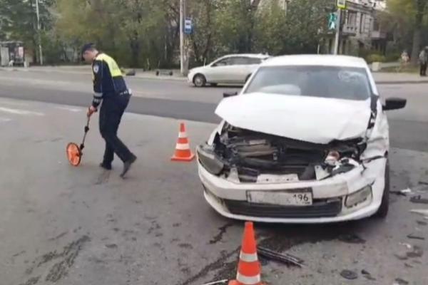 В Екатеринбурге водитель «Газели» устроил ДТП, где пострадали женщина и двое детей - Фото 1