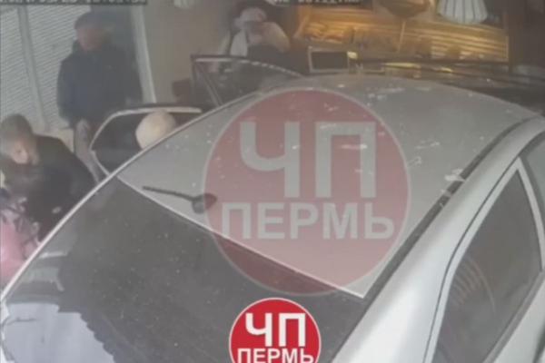 В Перми автомобиль на большой скорости влетел в здание пекарни - Фото 1