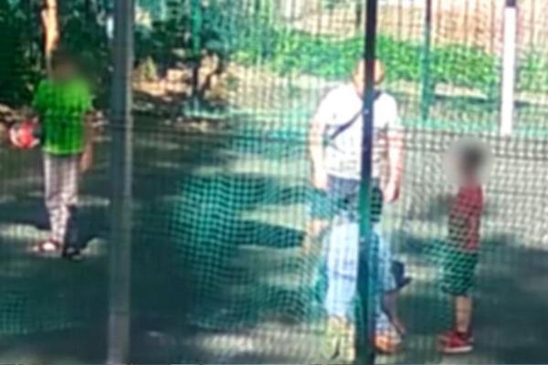 В Воронеже отец поставил детей со двора на колени и заставил сына выдать им пощечины - Фото 1