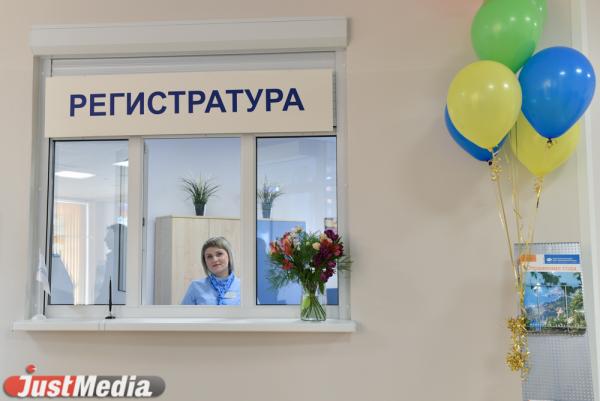 В детских поликлиниках Екатеринбурга выстроились многочасовые очереди - Фото 1