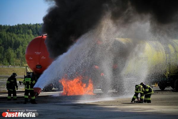 В Ростовской области загорелся нефтеперерабатывающий завод после атаки дрона - Фото 1