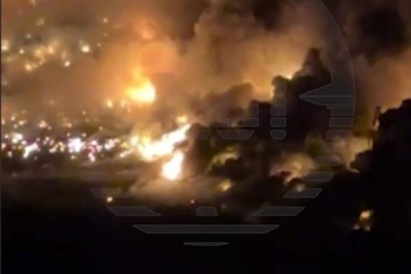 В Новороссийске всю ночь тушили мощный пожар на мусорном полигоне - Фото 1