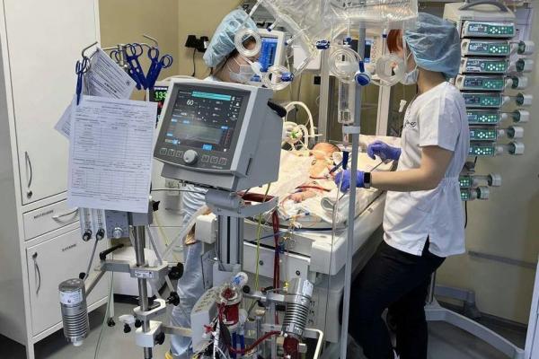 Уральские врачи спасли от смерти новорожденного с врожденной пневмонией - Фото 1