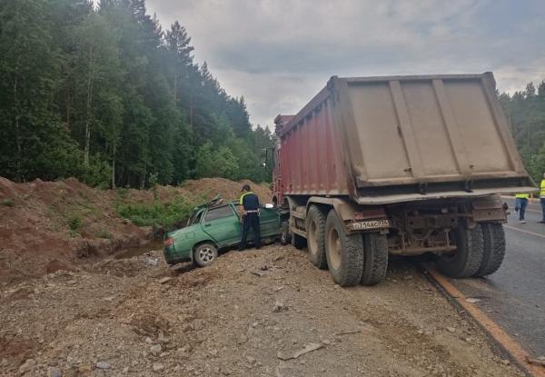 На Пермском тракте водитель ВАЗ погиб, влетев в лоб КамАЗу - Фото 1