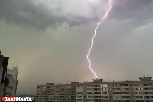 Обрушившийся на Москву с ураганом атмосферный фронт движется на Урал - Фото 1