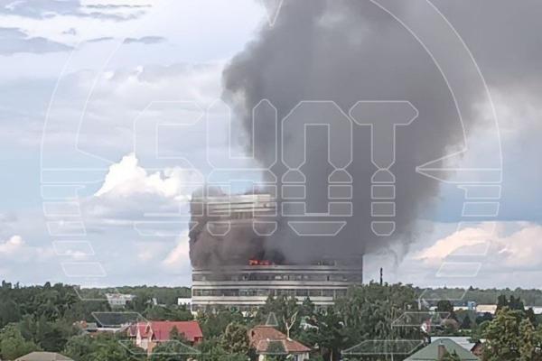 Семь человек заблокированы огнем в горящем НИИ «Платан» в Подмосковье - Фото 1