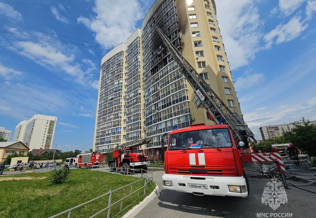 При пожаре на Рощинской в Екатеринбурге от огня пострадали три квартиры -  Новости всех регионов России