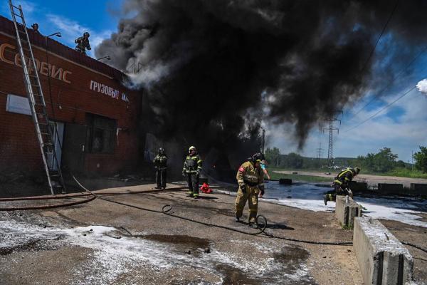 После работы ПВО в Белгороде начался крупный пожар - Фото 1