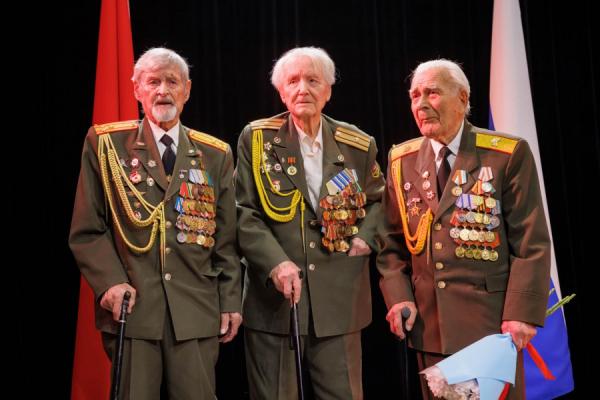 Три екатеринбургских ветерана получили награды за освобождение Беларуси - Фото 1