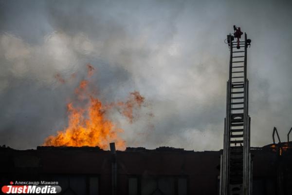 В промзоне Березовского полыхает крупный пожар - Фото 1