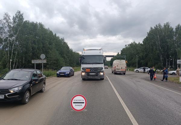 На Полевском тракте грузовик сбил подростка на питбайке - Фото 1