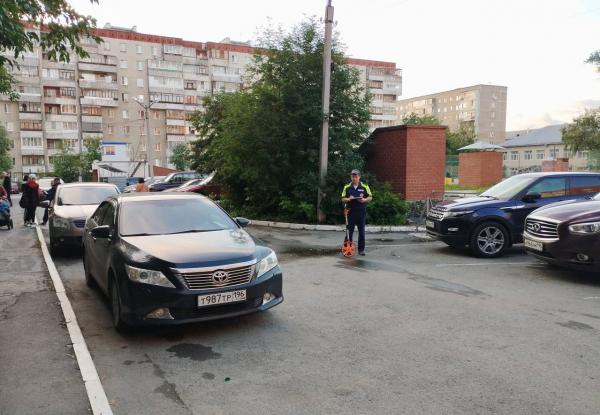 Во дворе на Уралмаше Toyota Camry сбила ребенка - Фото 1