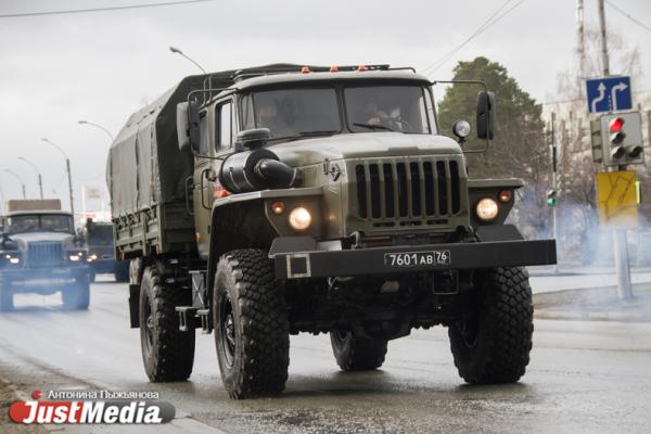 По трассе в сторону Екатеринбурга движется колонна военной техники и вертолеты - Фото 1