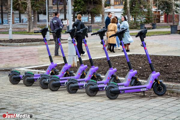 Две девочки на кикшеринговом электросамокате сбили коляску с малышом в Екатеринбурге - Фото 1