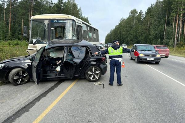 Под Первоуральском в столкновении автобус и легковушки пострадали четыре человека - Фото 1