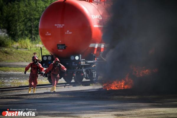 В Ростовской области горит нефтебаза, атакованная украинским БПЛА - Фото 1