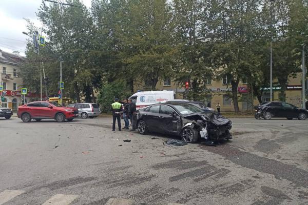 В центре Екатеринбурге сразу шесть машин не поделили дорогу - Фото 1